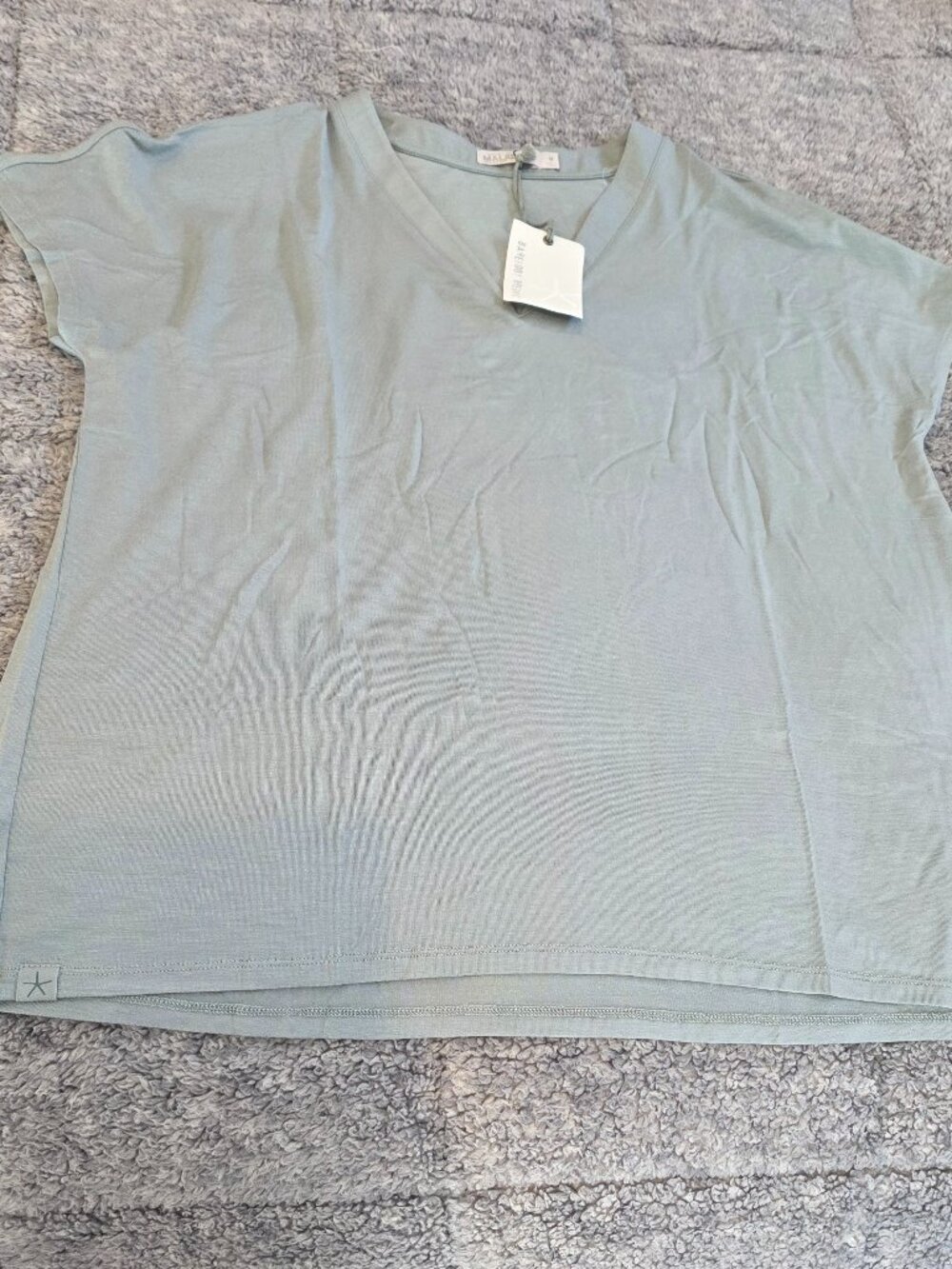 NWT: Barefoot Dreams Malibu Collection Short Sleeve V-Neck Tee - Picture 6 of 6